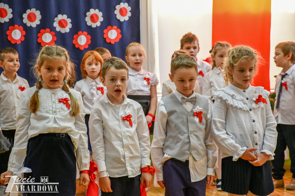 Przedszkolaki z MP nr 5  świętują Niepodległość
