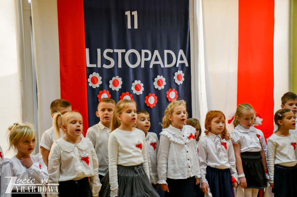 Przedszkolaki z MP nr 5  świętują Niepodległość