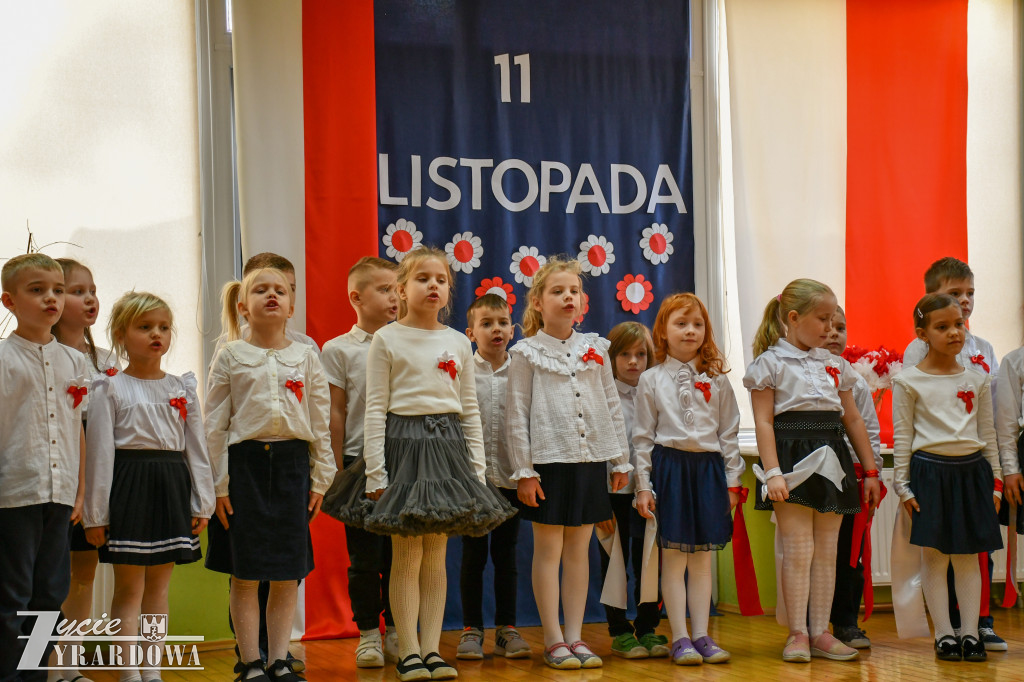 Przedszkolaki z MP nr 5  świętują Niepodległość