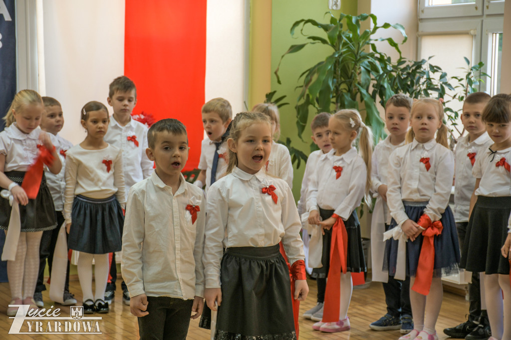 Przedszkolaki z MP nr 5  świętują Niepodległość