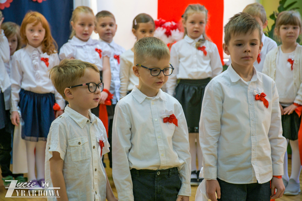 Przedszkolaki z MP nr 5  świętują Niepodległość
