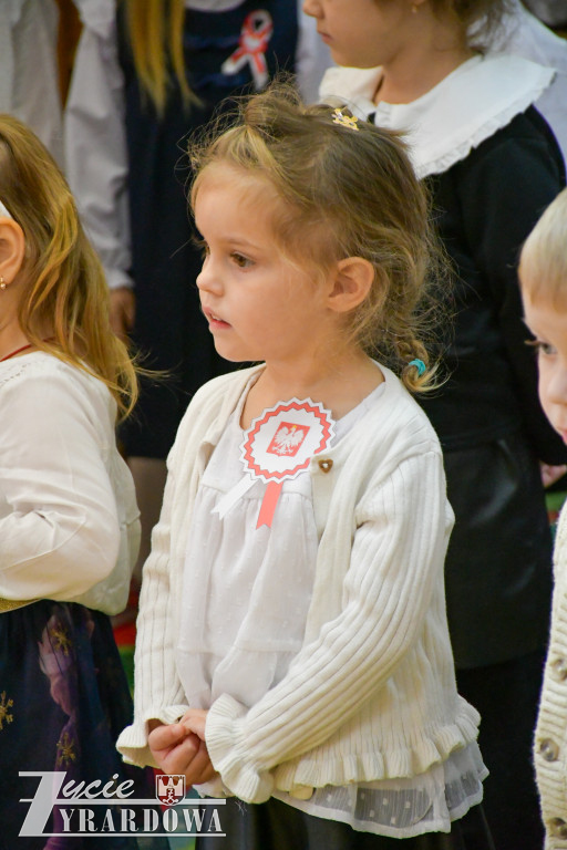 Przedszkolaki z MP nr 5  świętują Niepodległość
