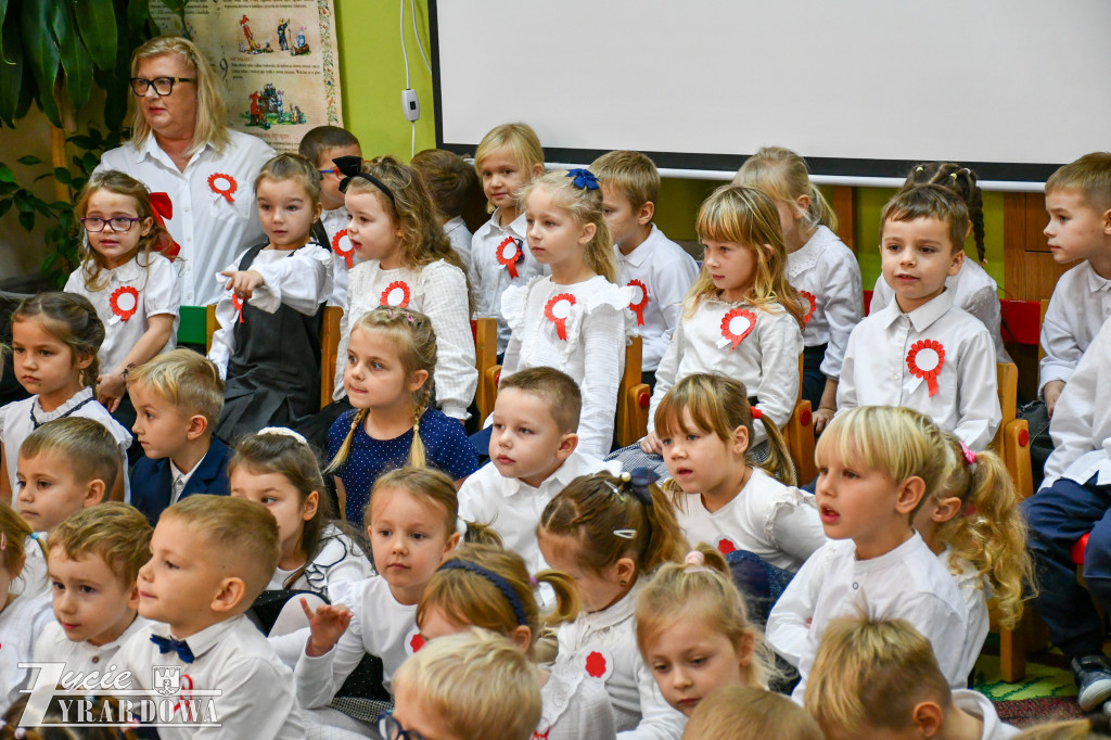 Przedszkolaki z MP nr 5  świętują Niepodległość
