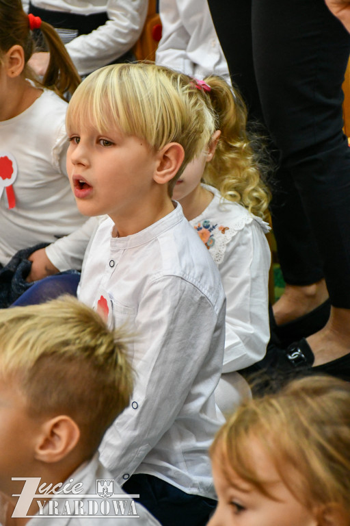 Przedszkolaki z MP nr 5  świętują Niepodległość