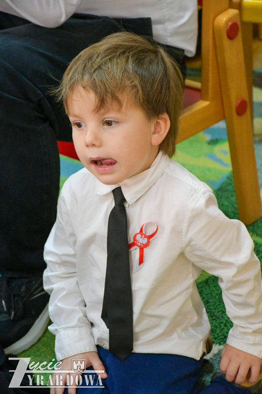 Przedszkolaki z MP nr 5  świętują Niepodległość