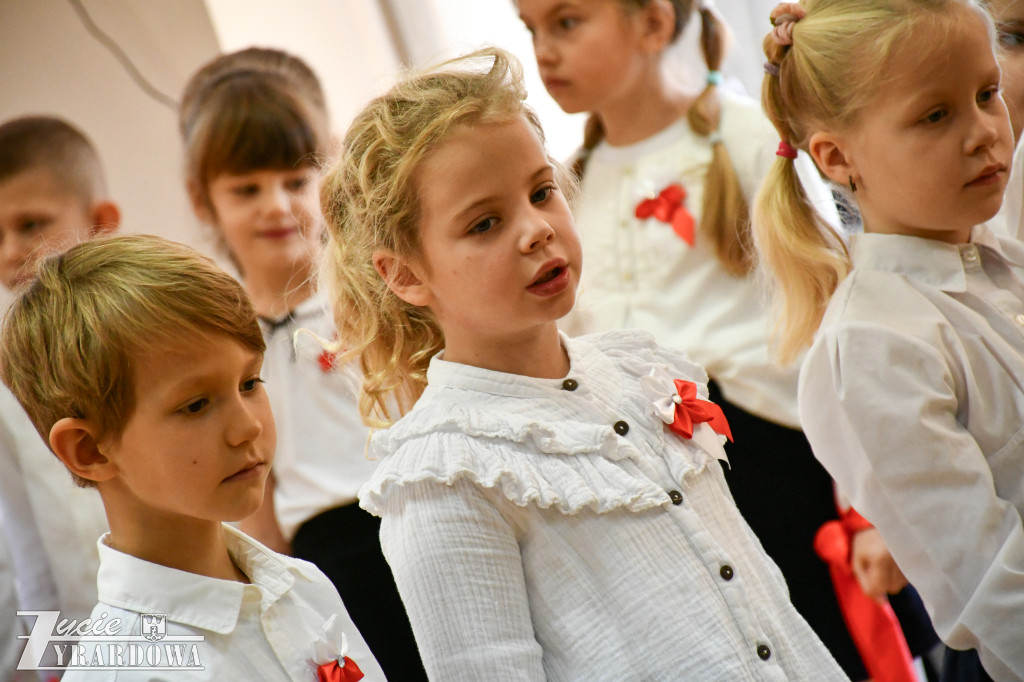 Przedszkolaki z MP nr 5  świętują Niepodległość