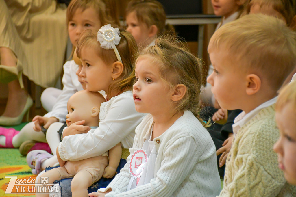 Przedszkolaki z MP nr 5  świętują Niepodległość