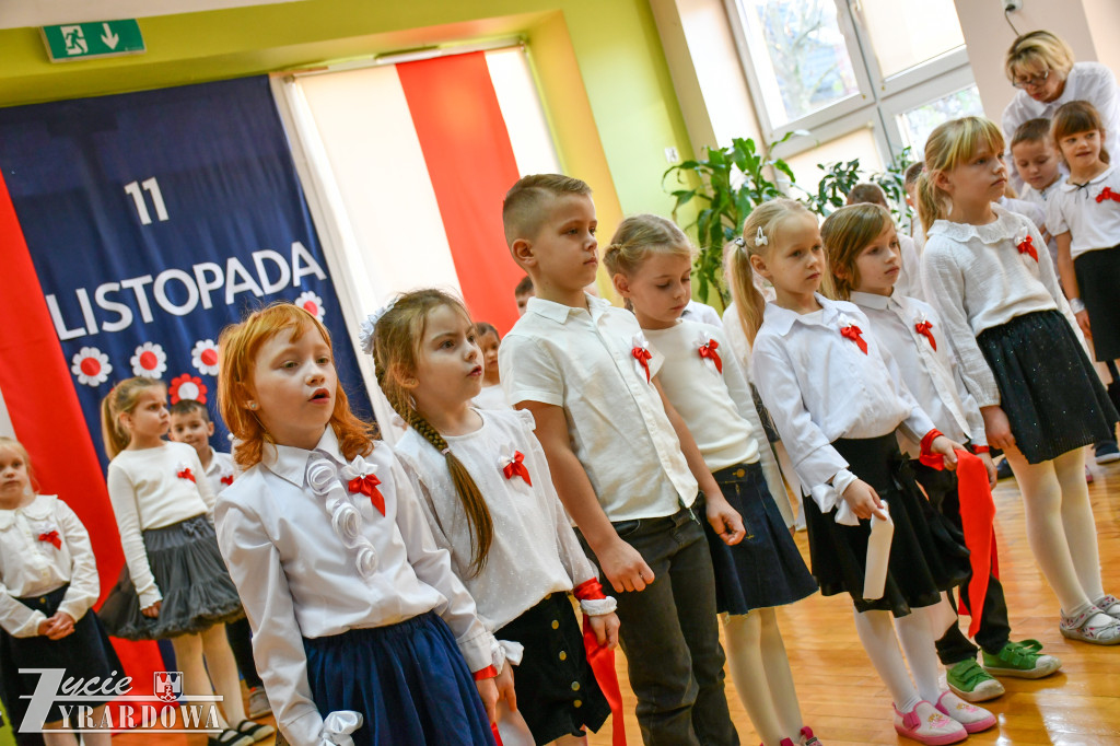Przedszkolaki z MP nr 5  świętują Niepodległość