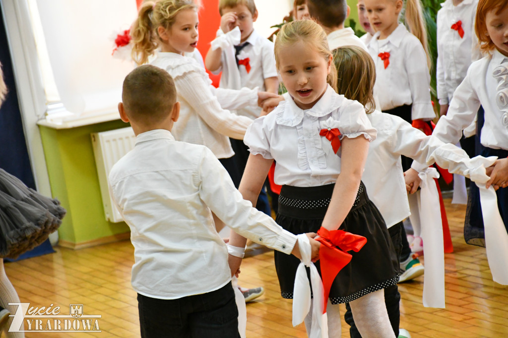 Przedszkolaki z MP nr 5  świętują Niepodległość