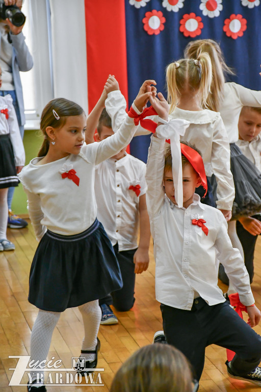 Przedszkolaki z MP nr 5  świętują Niepodległość