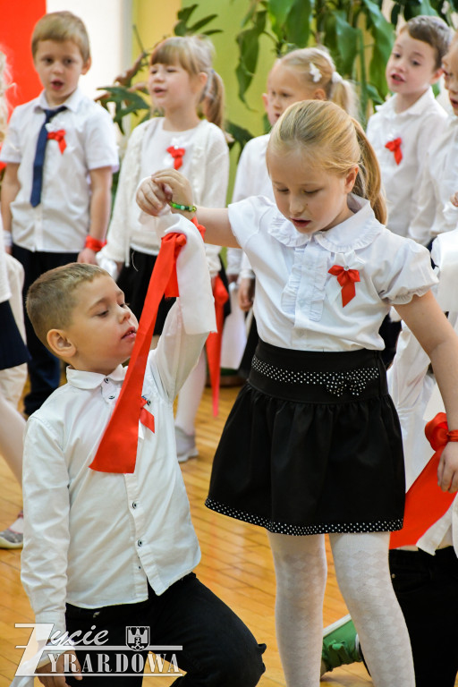 Przedszkolaki z MP nr 5  świętują Niepodległość