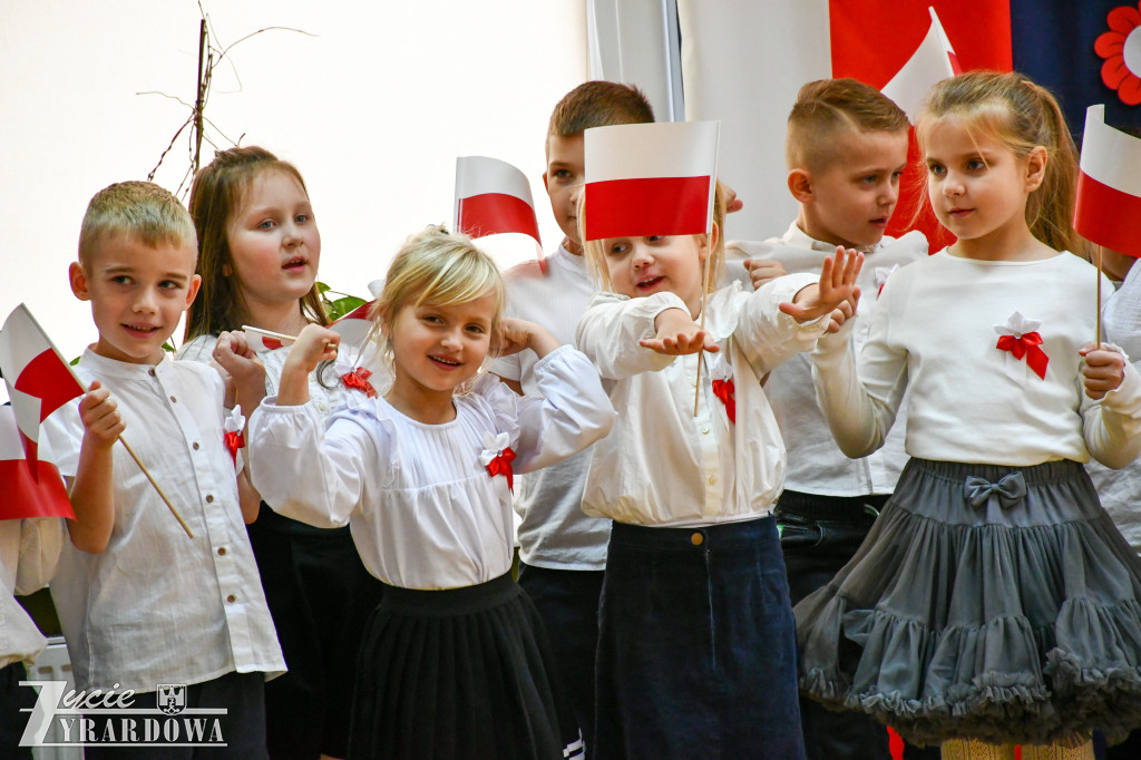 Przedszkolaki z MP nr 5  świętują Niepodległość