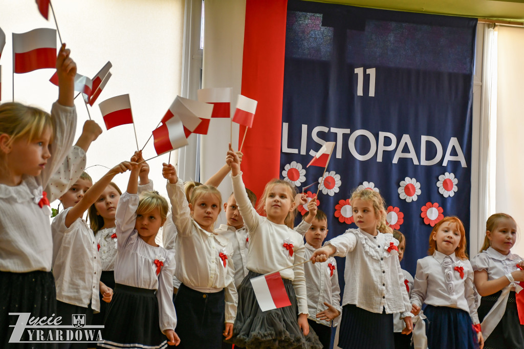 Przedszkolaki z MP nr 5  świętują Niepodległość