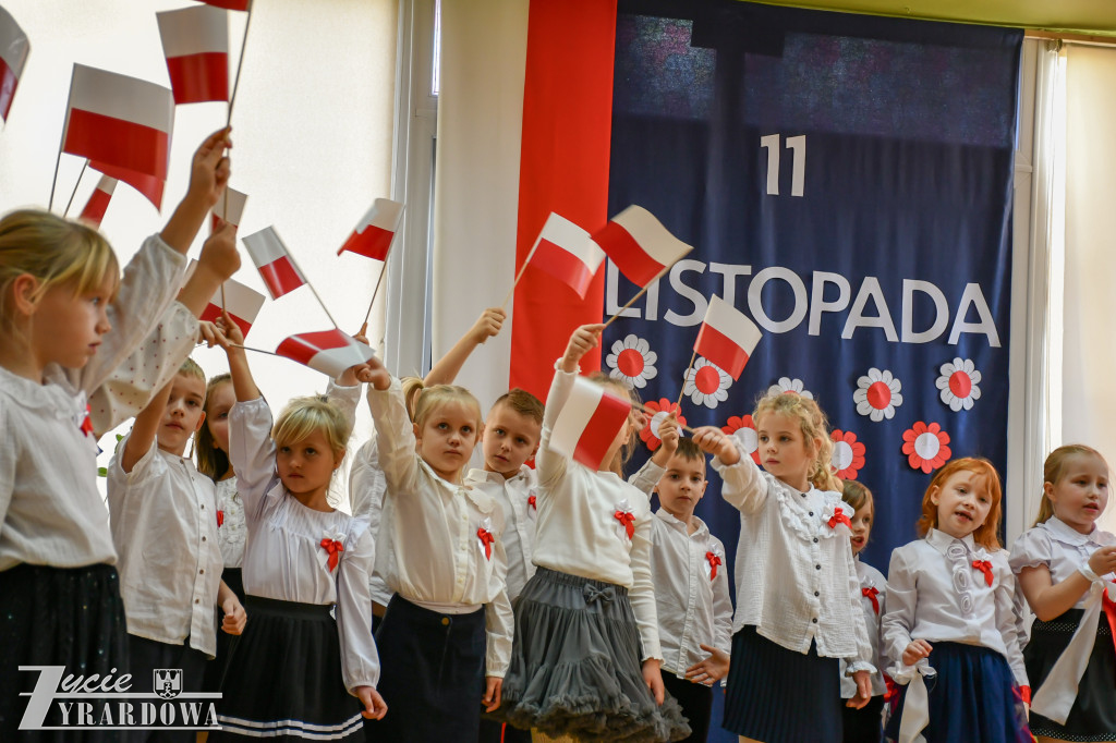 Przedszkolaki z MP nr 5  świętują Niepodległość