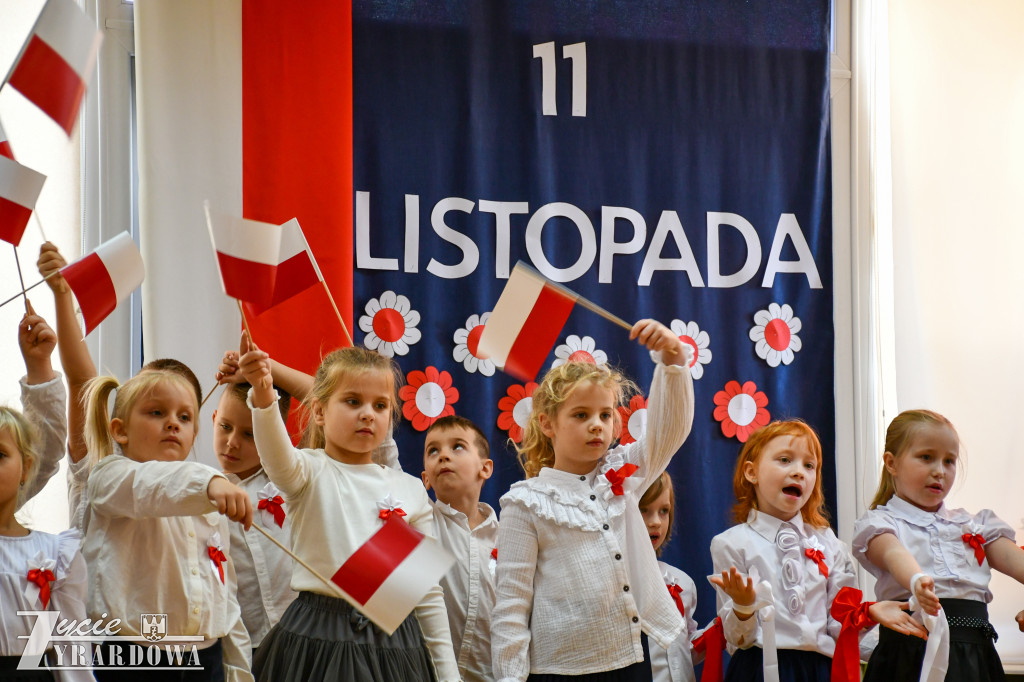 Przedszkolaki z MP nr 5  świętują Niepodległość
