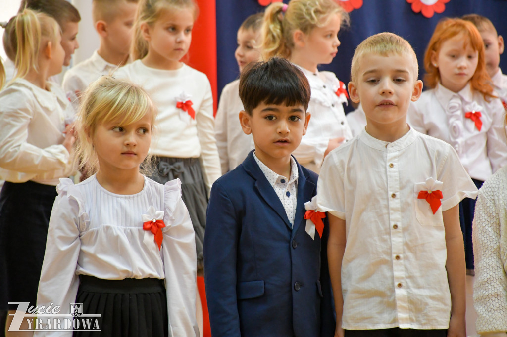 Przedszkolaki z MP nr 5  świętują Niepodległość