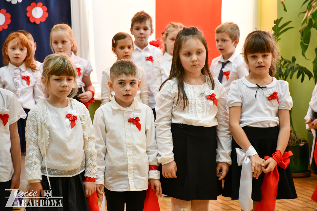 Przedszkolaki z MP nr 5  świętują Niepodległość