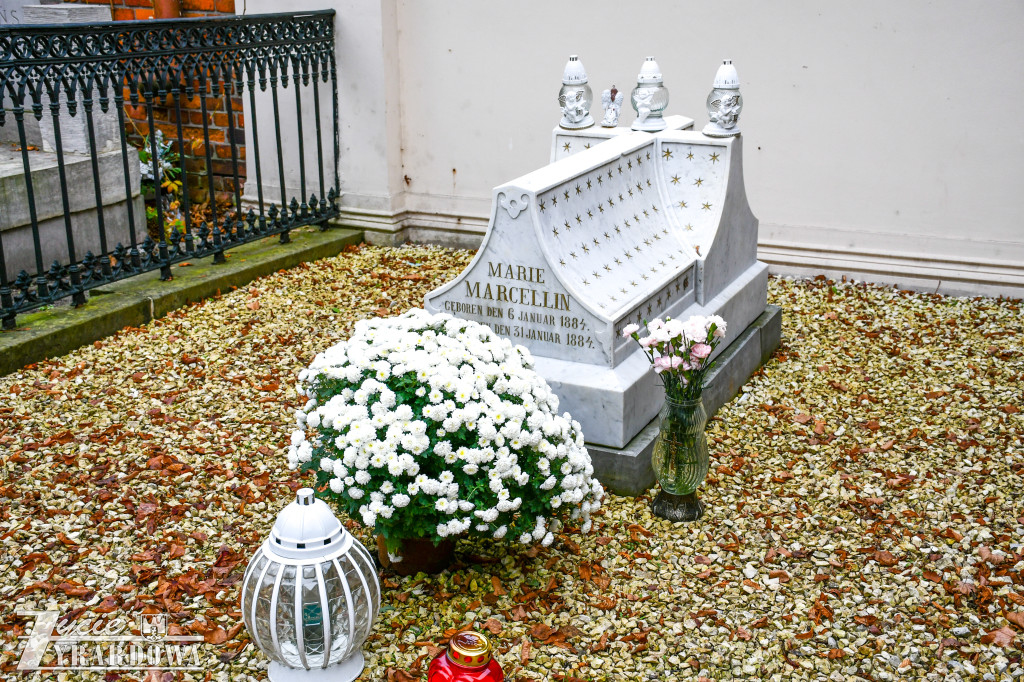 Zaduszkowy spacer po żyrardowskim cmentarzu