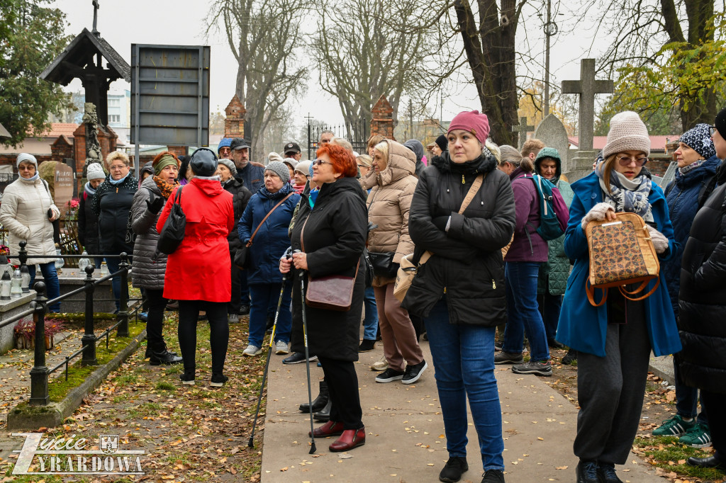 Zaduszkowy spacer po żyrardowskim cmentarzu
