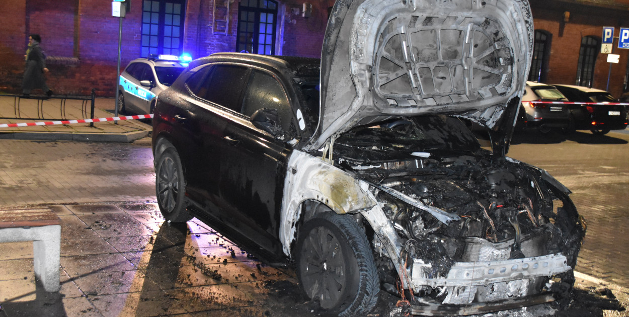 Pożar auta na parkingu Starostwa