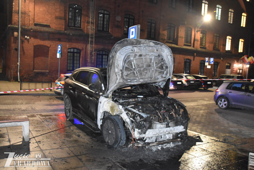Pożar auta na parkingu Starostwa