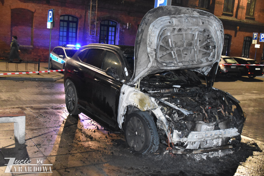Pożar auta na parkingu Starostwa