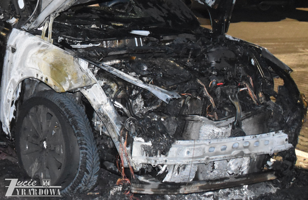 Pożar auta na parkingu Starostwa