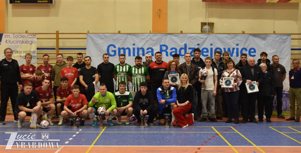 Legia Mszczonów z głównym trofeum