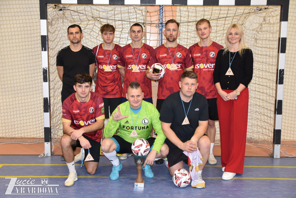 Legia Mszczonów z głównym trofeum