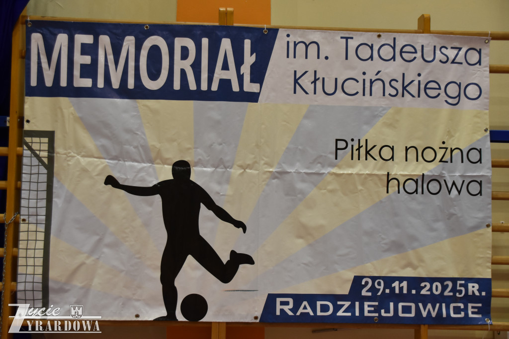 Legia Mszczonów z głównym trofeum