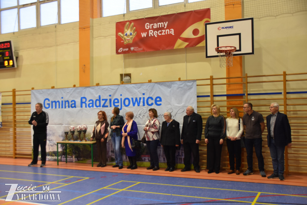 Legia Mszczonów z głównym trofeum