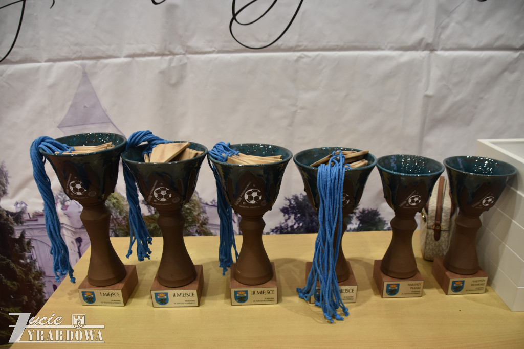 Legia Mszczonów z głównym trofeum