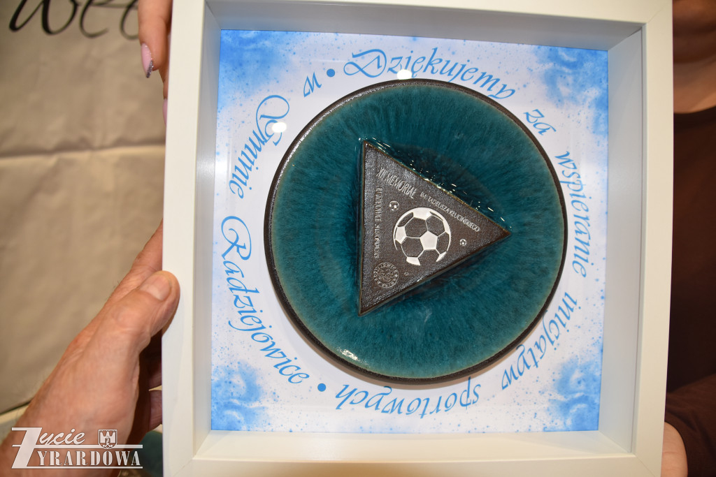 Legia Mszczonów z głównym trofeum