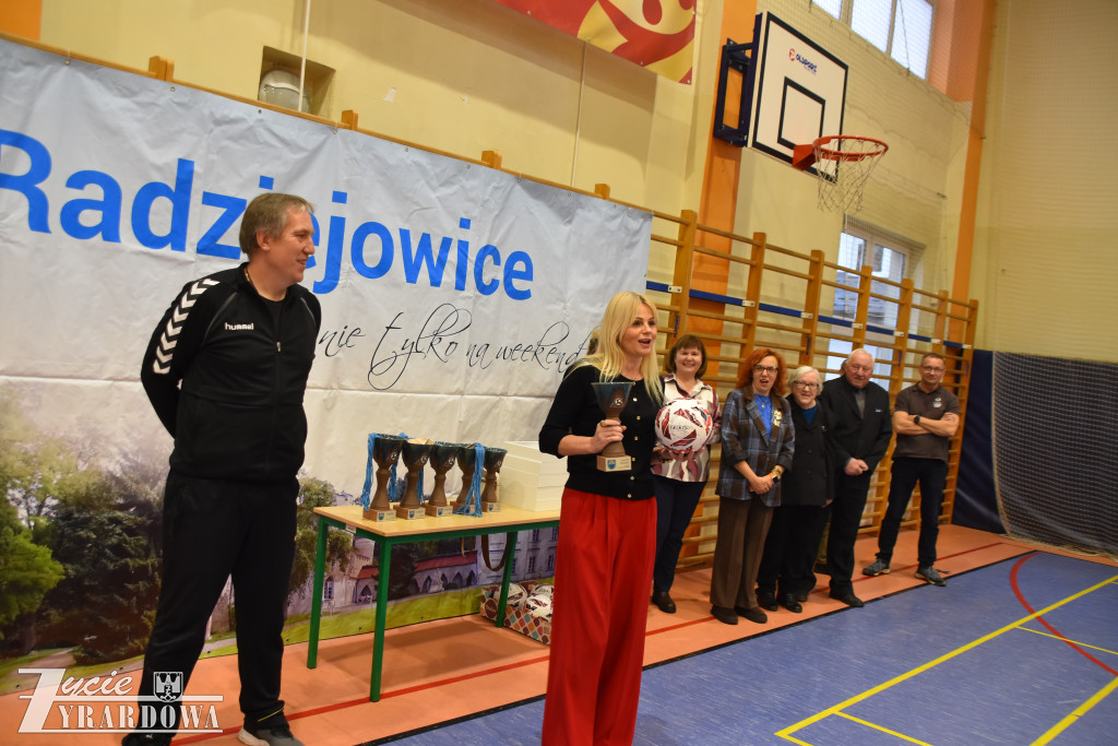 Legia Mszczonów z głównym trofeum