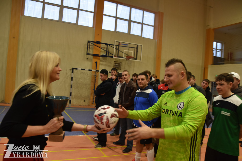 Legia Mszczonów z głównym trofeum