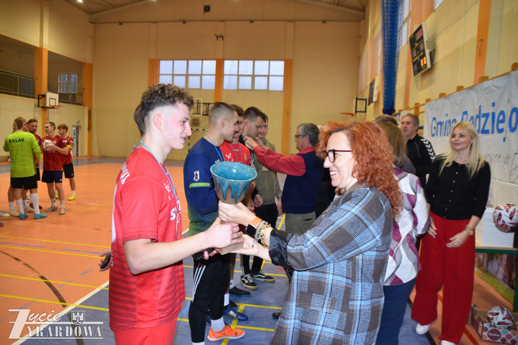 Legia Mszczonów z głównym trofeum