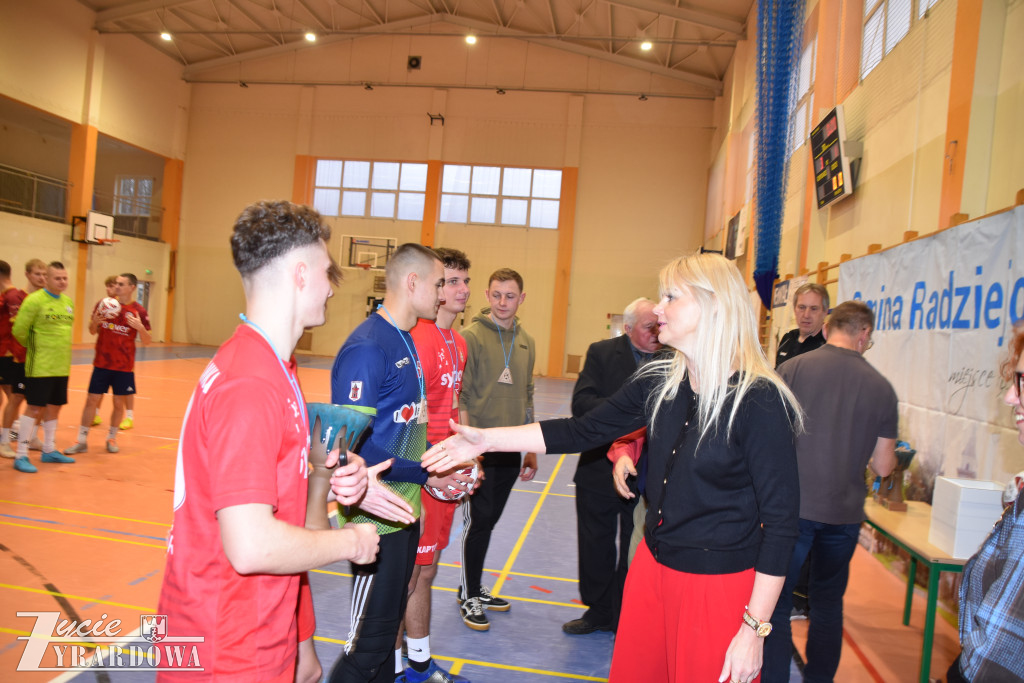 Legia Mszczonów z głównym trofeum