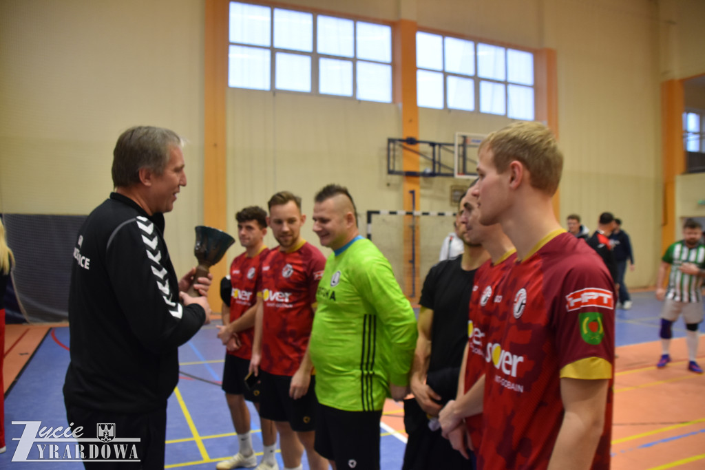 Legia Mszczonów z głównym trofeum