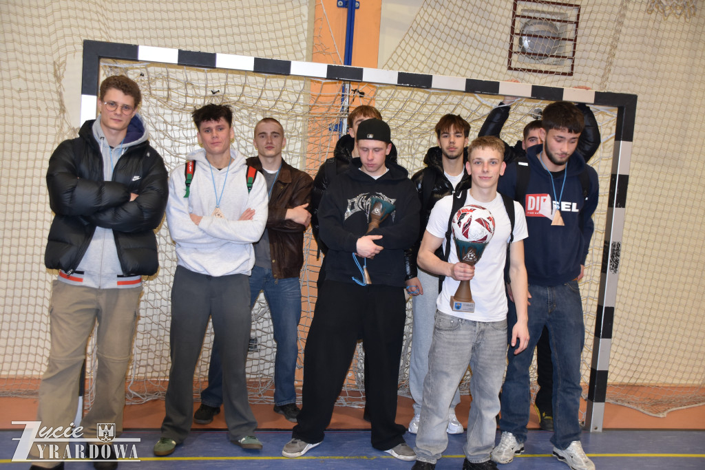 Legia Mszczonów z głównym trofeum