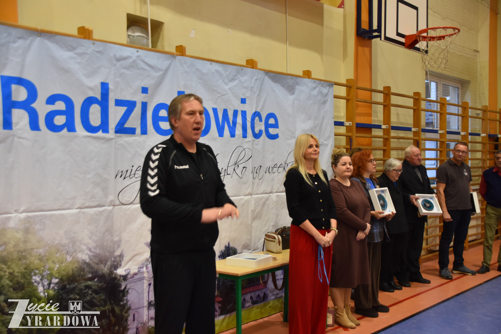 Legia Mszczonów z głównym trofeum