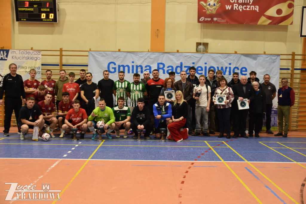 Legia Mszczonów z głównym trofeum