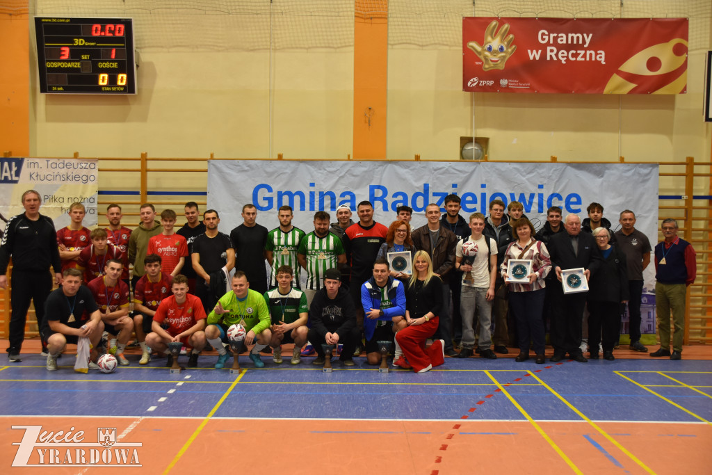 Legia Mszczonów z głównym trofeum