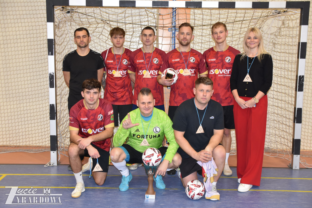 Legia Mszczonów z głównym trofeum