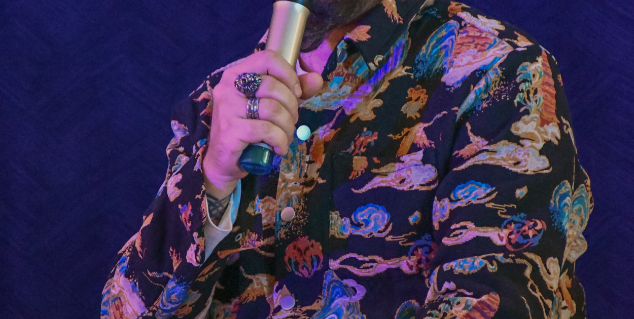 Uczniowie SP3 rozmawiają z Marcinem Szczygielskim