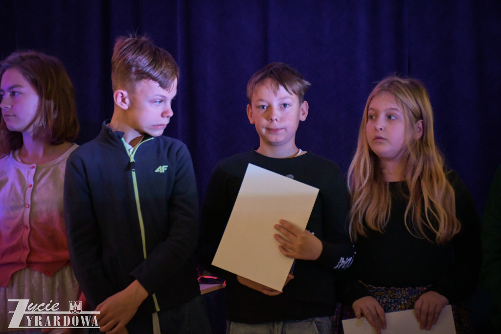 Uczniowie SP3 rozmawiają z Marcinem Szczygielskim