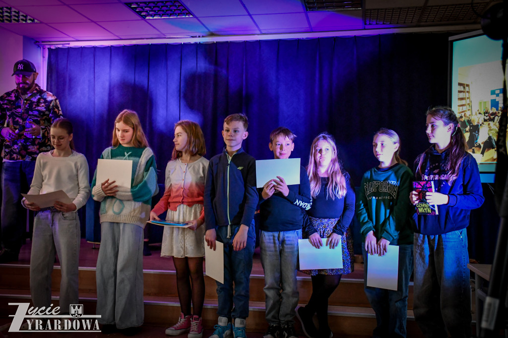 Uczniowie SP3 rozmawiają z Marcinem Szczygielskim