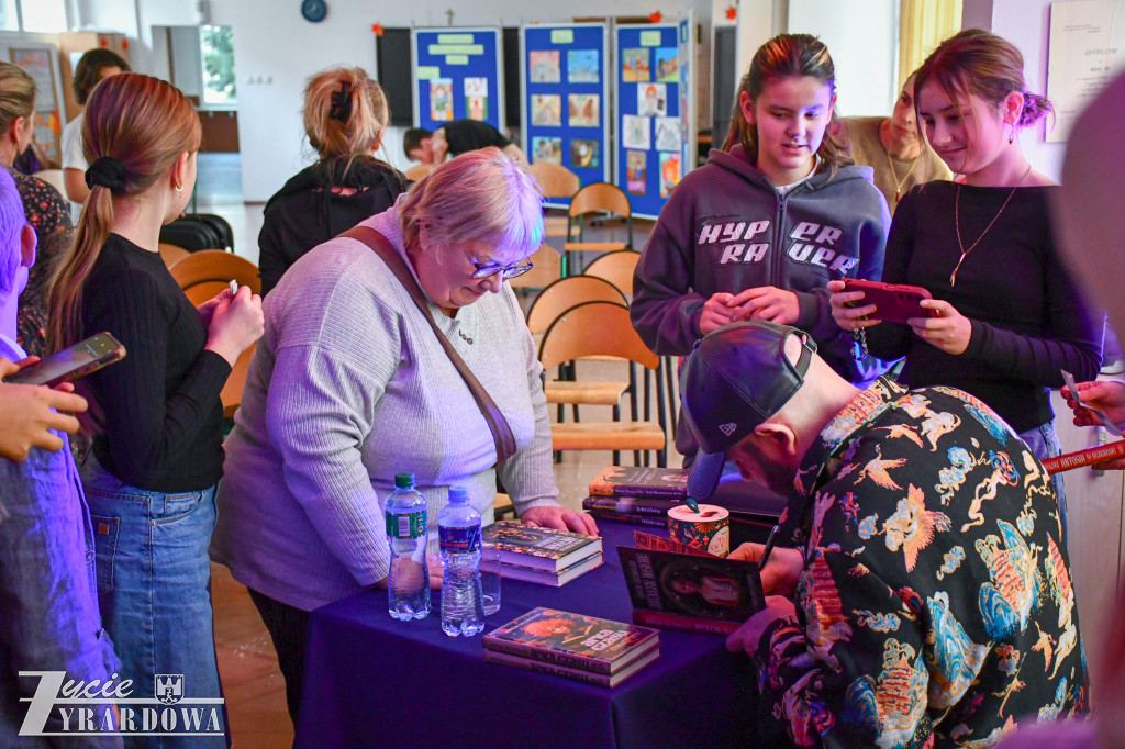 Uczniowie SP3 rozmawiają z Marcinem Szczygielskim
