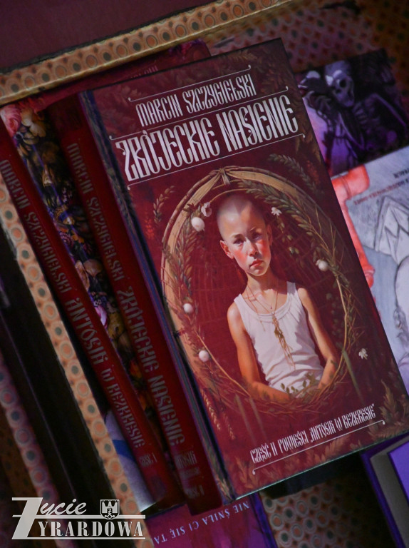 Uczniowie SP3 rozmawiają z Marcinem Szczygielskim