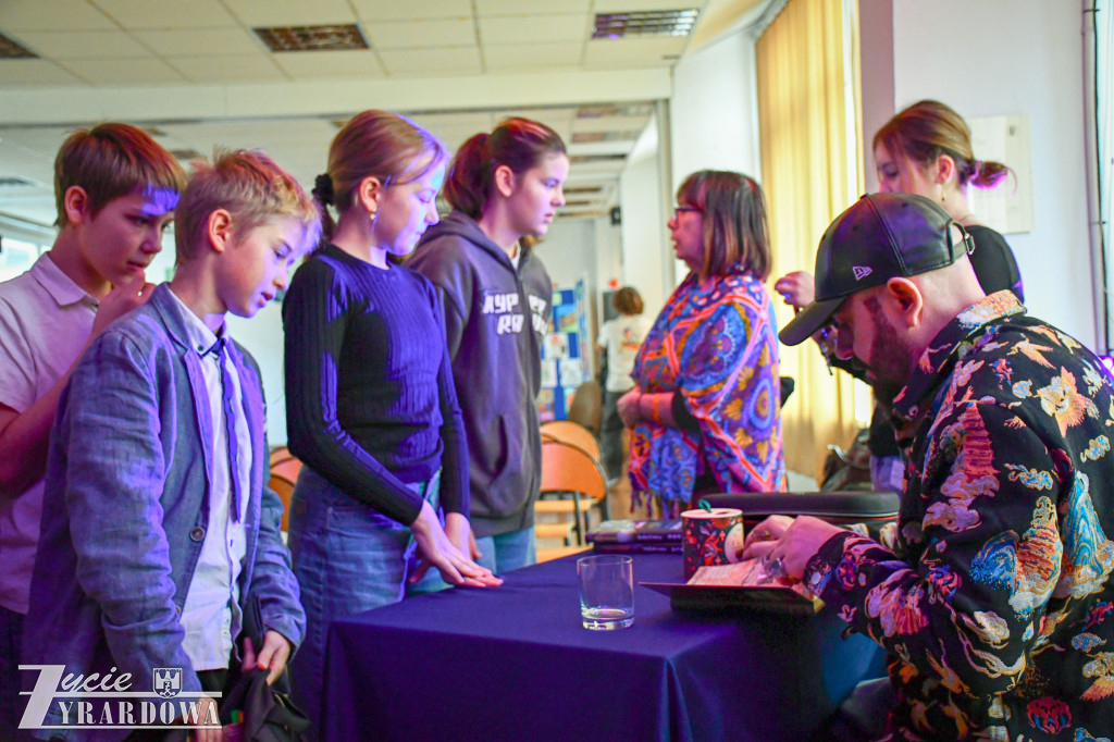 Uczniowie SP3 rozmawiają z Marcinem Szczygielskim
