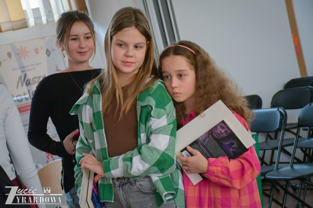 Uczniowie SP3 rozmawiają z Marcinem Szczygielskim